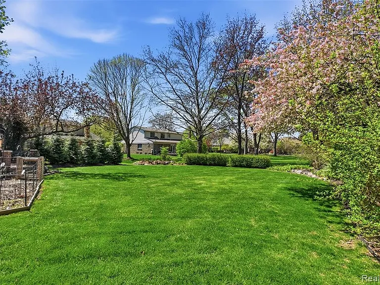 9025 Muirland Dr — Photo 34