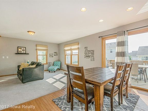 5th image of 312 NW Waterview Ct