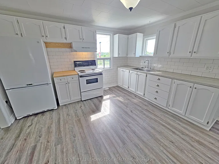 500 The Queensway S — Photo 17