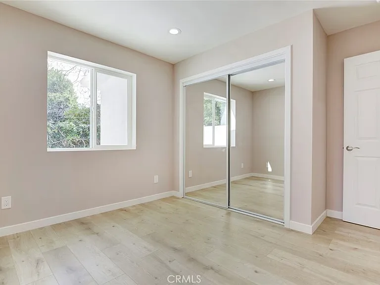 15557 Wyandotte St — Photo 11