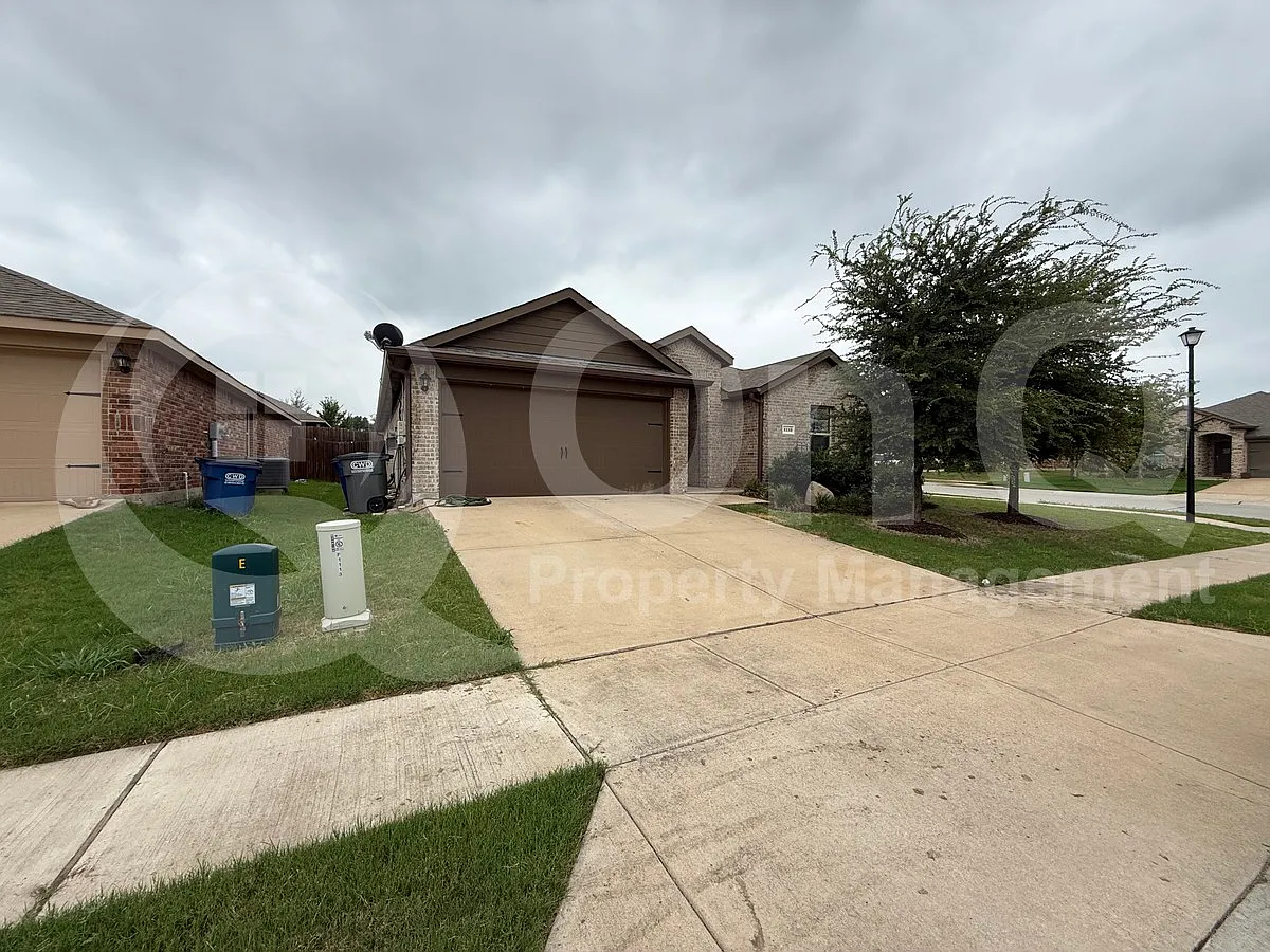 4 bed, 2.0 bath, 2080 sqft, $2,099 — Photo 2