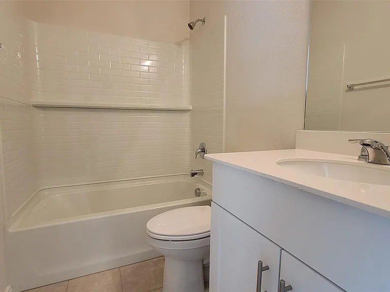 807 Goldenrod Ln — Photo 3