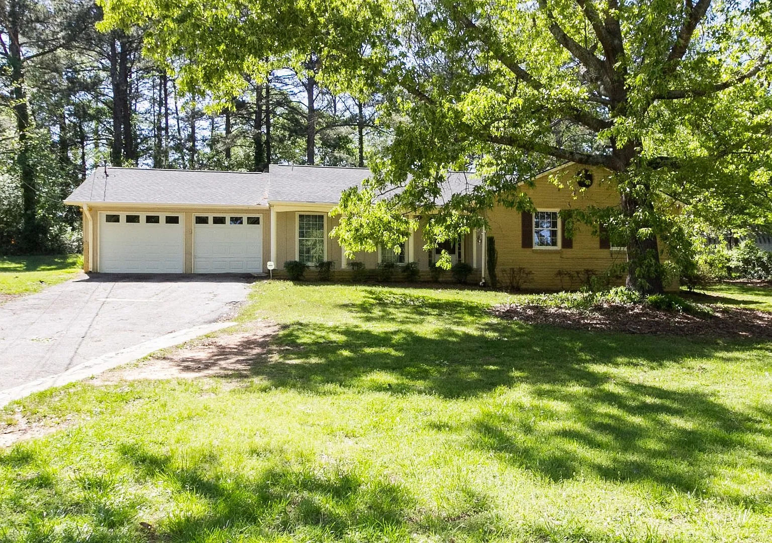 Available Now! - 3 Bedroom 2 Bathroom Open Floorplan — Photo 1