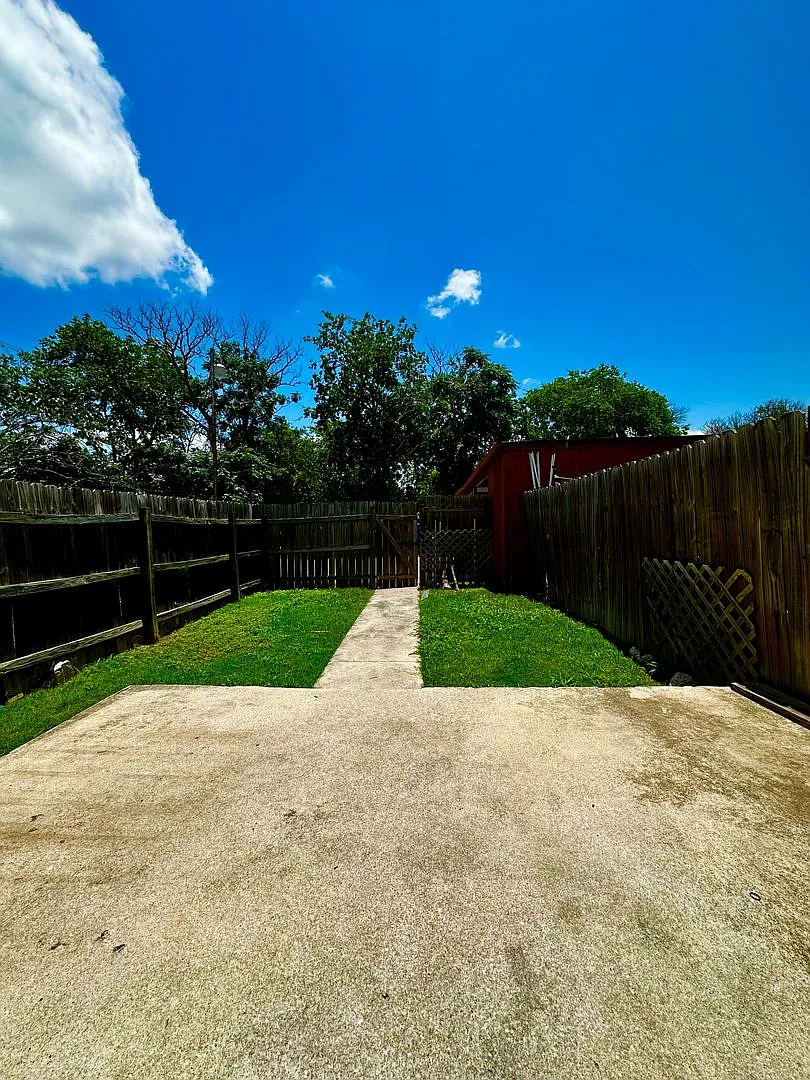 2 Bedroom Apartment in Kerrvillle — Photo 1