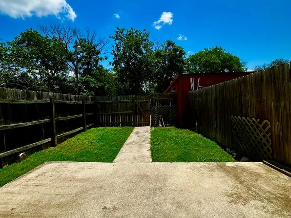 323 A St APT 3, Kerrville, TX 78028