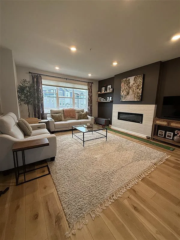 3 bed, 2.5 bath, 1921 sqft, $2,800 — Photo 1