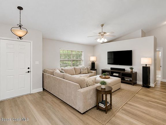 5th image of 721 Hyannie St NE
