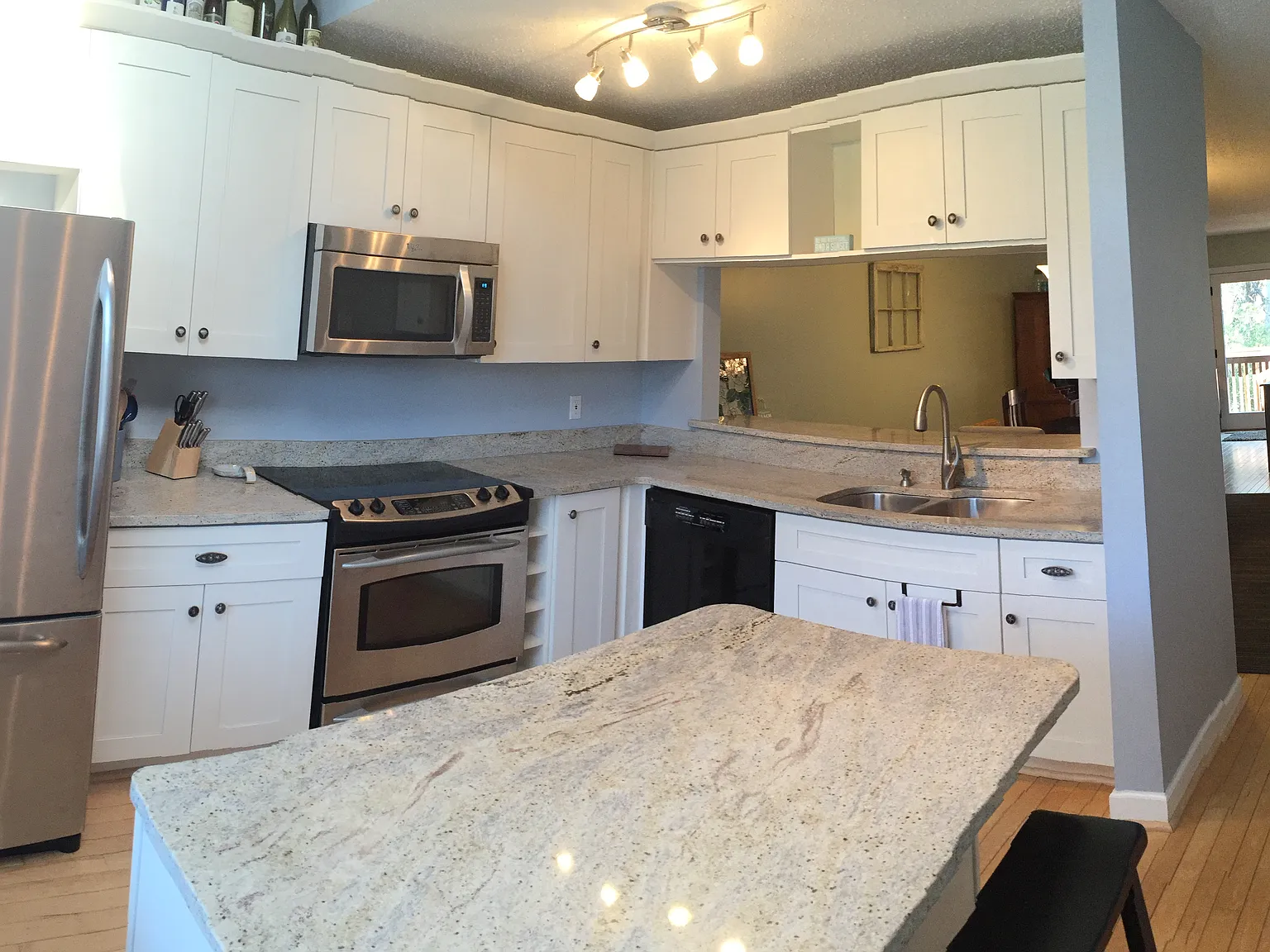 3 bed, 3.5 bath, 1850 sqft, $3,100 — Photo 2