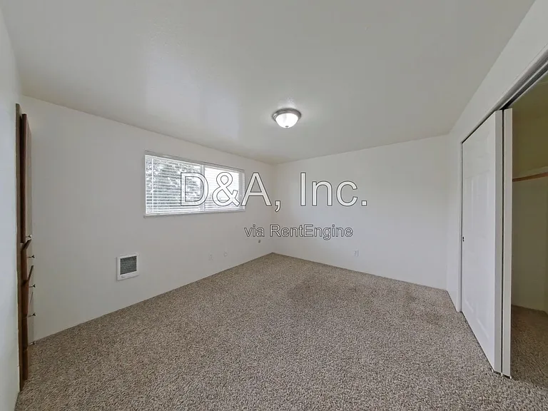 138 NE Conifer Blvd #6 — Photo 8