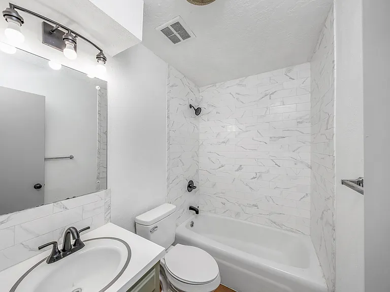 305 NE Angus St — Photo 18