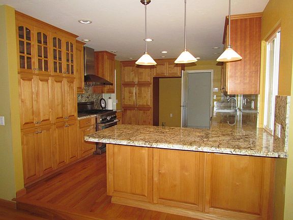 4th image of 880 Lake Village Dr