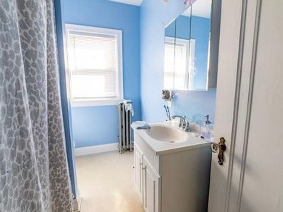 3rd image of 110 Burnside St #110