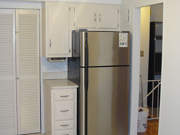 5th image of 6517 Douglaston Pkwy #2