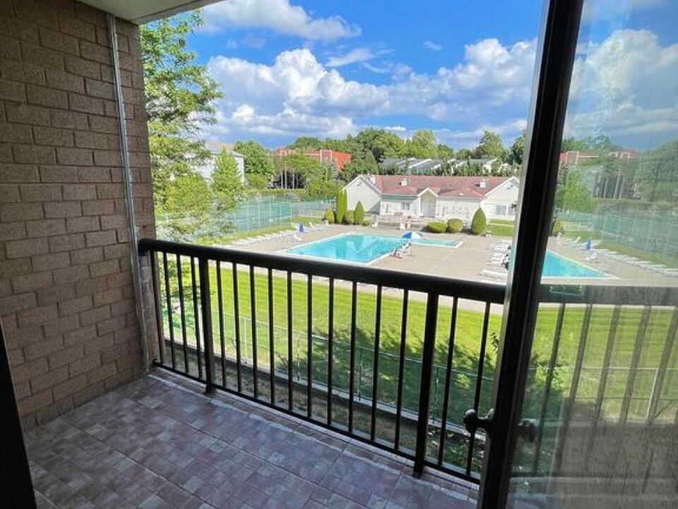 2nd image of 75 Essex Dr APT 3D