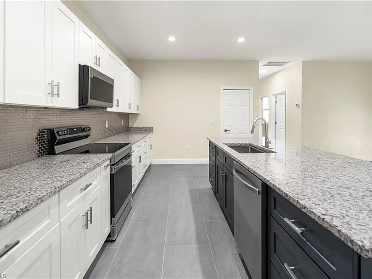 1043 Albert Ave — Photo 10