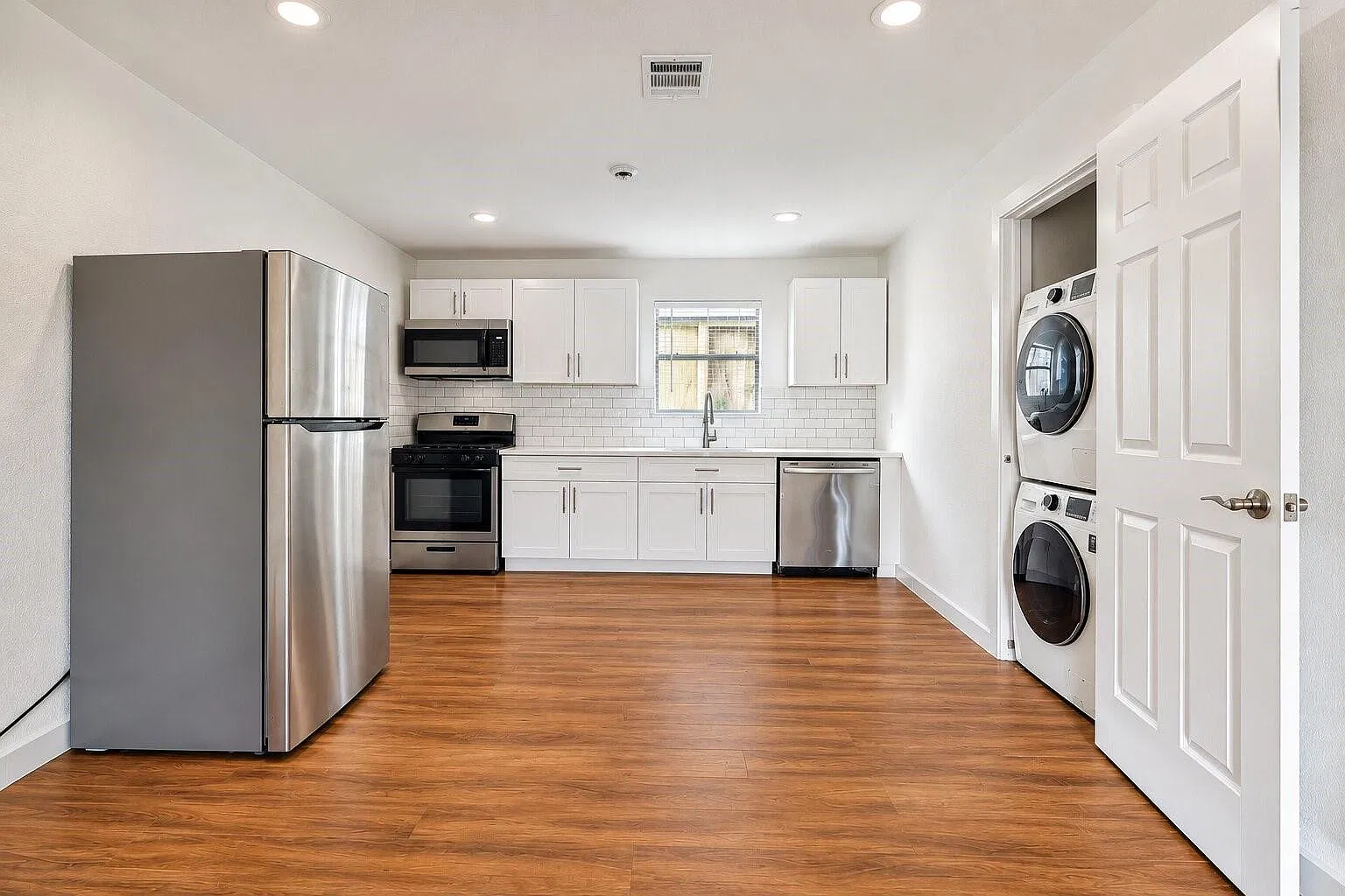 2 bed, 1.0 bath, 864 sqft, $1,385 — Photo 4