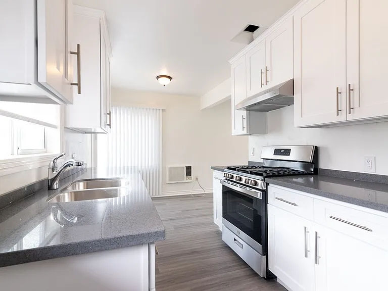 Alameda Apartments — Photo 4