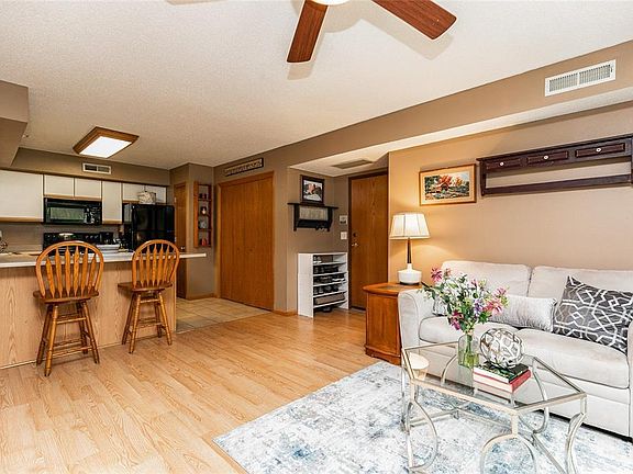 2nd image of 20 Zeller Xing APT 104