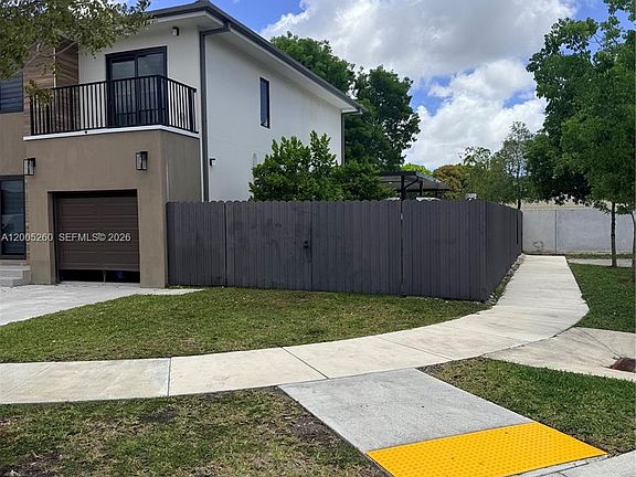 3rd image of 102 NW 10th Pl