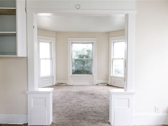 4th image of 449 Parker St