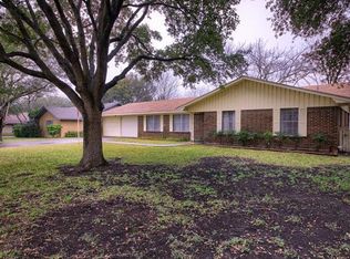 2304 W Lake Dr, Taylor, TX 76574