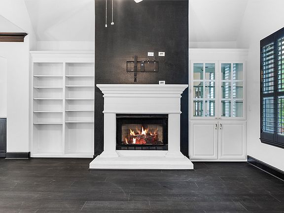 3rd image of 4160 Towne Green Cir