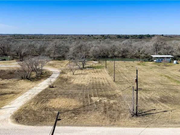 205 Guadalupe River Dr, Tivoli, TX 77990