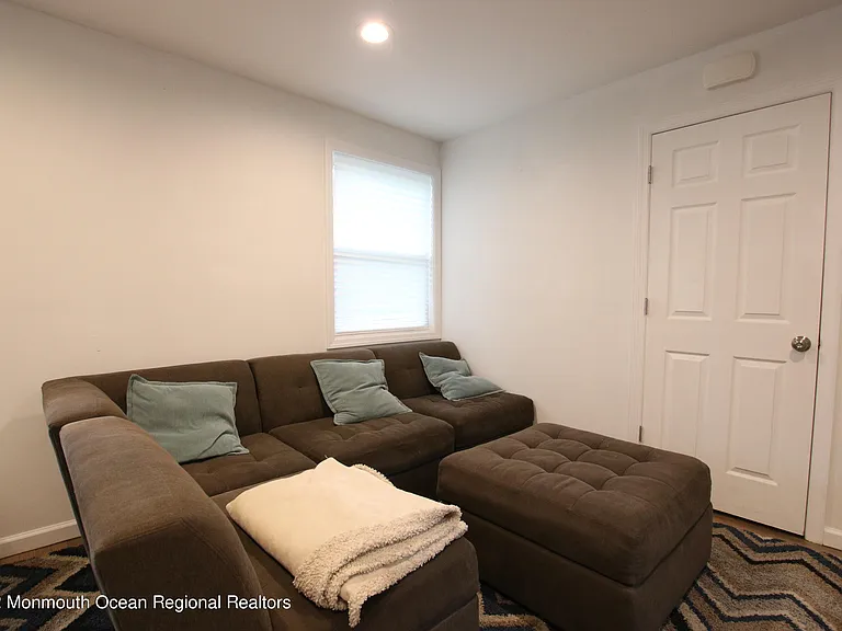 142 Delaware Ave — Photo 2