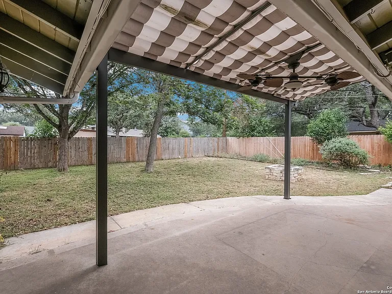 734 Susie Ct — Photo 17