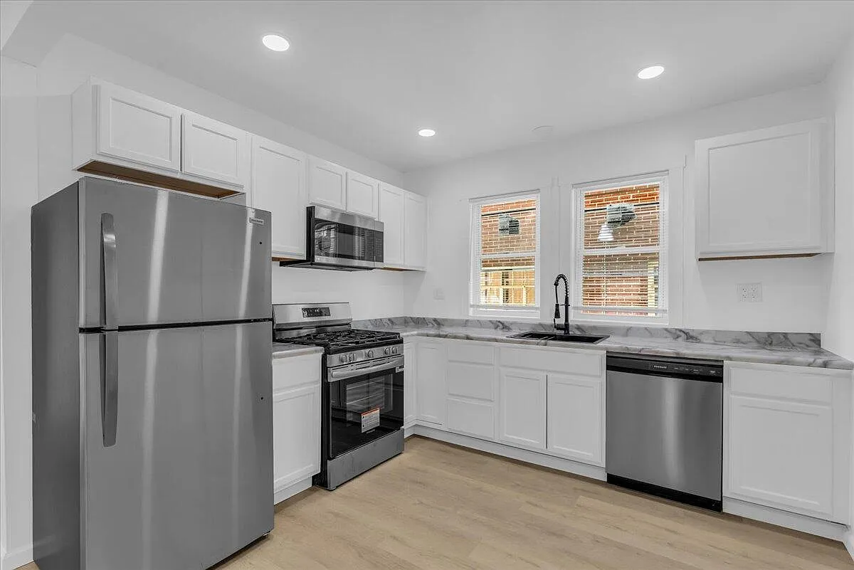 3 bed, 2.5 bath, 2600 sqft, $1,400 — Photo 4