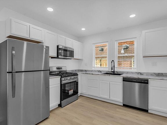 4th image of 2725 Leslie St