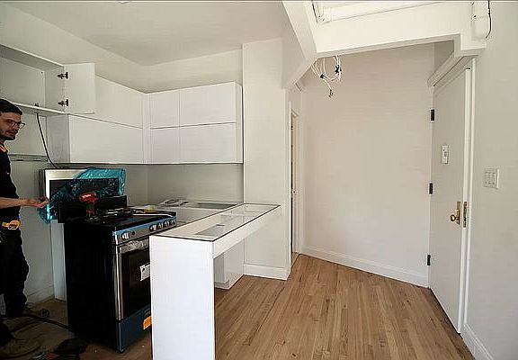 4th image of 958 Atlantic Ave #3B