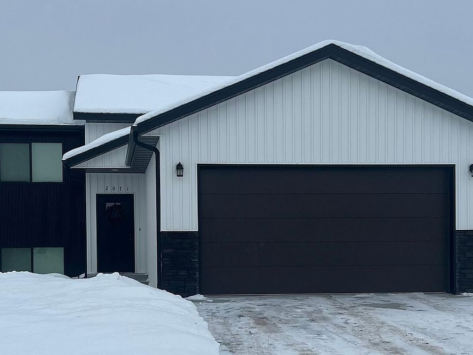 1st image of 2071 11th St W