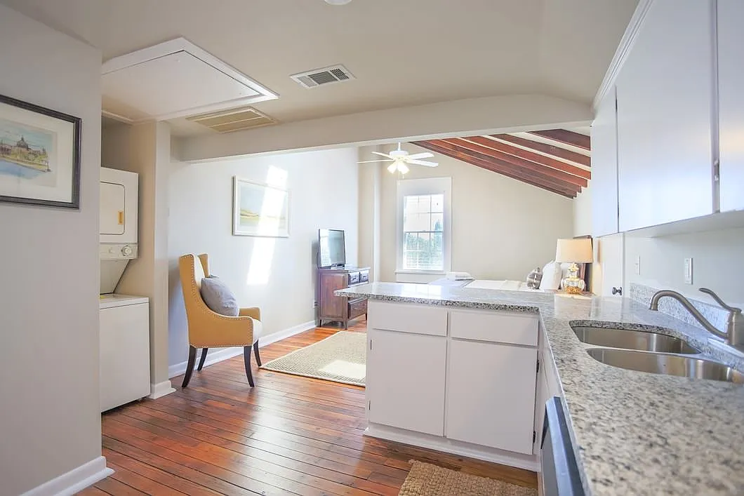 Studio, 450 sqft, $1,800 — Photo 1