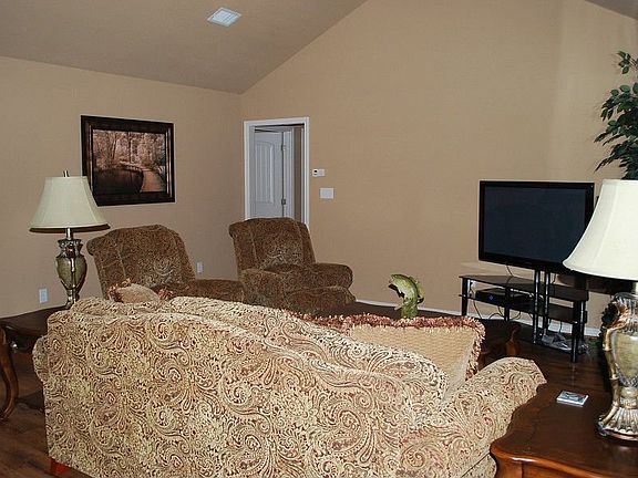 3rd image of 135 Dogwood Est