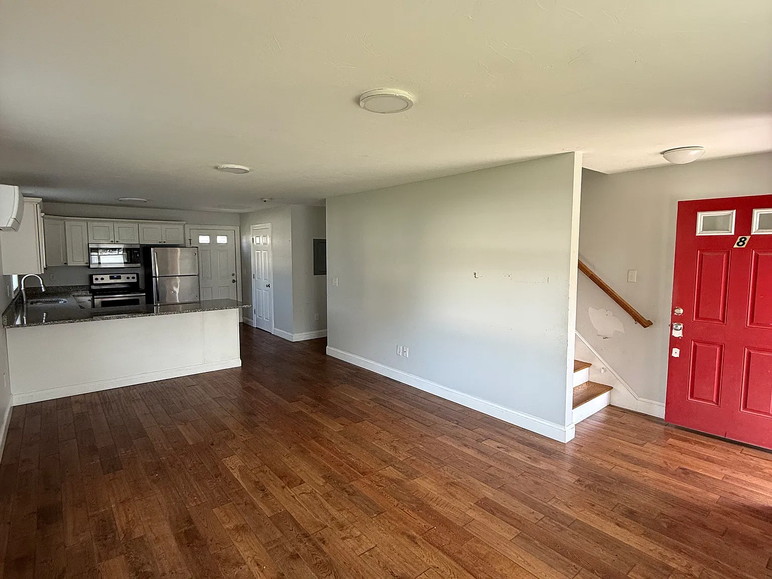 3 bed, 1.5 bath, 2200 sqft, $3,300 — Photo 2