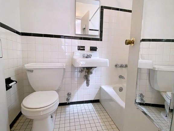 4th image of 246 W 22nd St #20