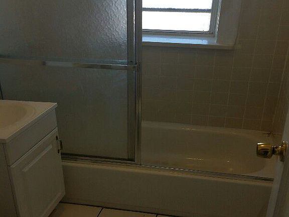 5th image of 2833 37th St #4