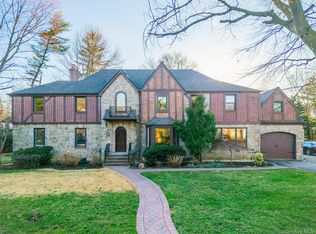 18 Robin Way, Great Neck, NY 11021