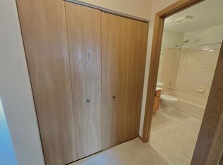 4620 N Sapphire Dr, Hoffman Estates, IL 60192