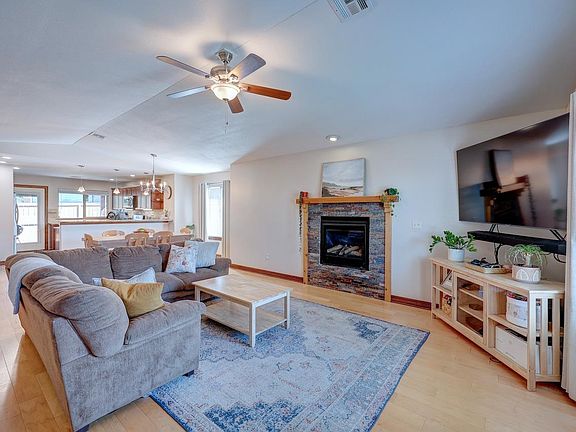 4th image of 2210 Cottonwood Ln