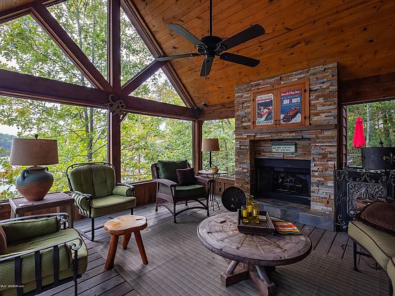 Image 3: Lakeside Screened Porch