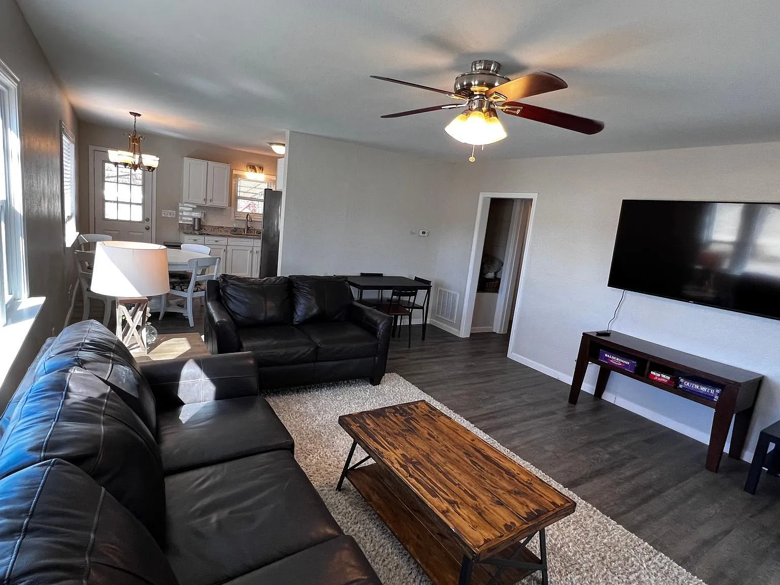 3 bed, 1100 sqft, $2,600 — Photo 3