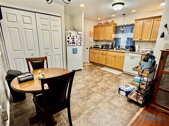 4th image of 315 Antwerp Dr