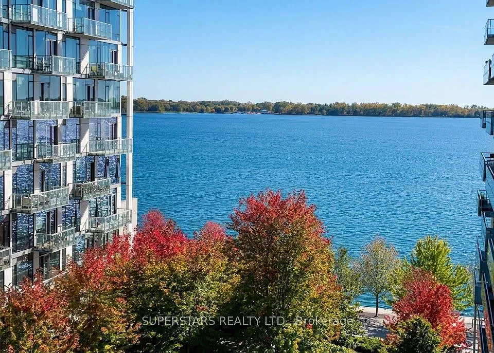 39 Queens Quay E #821