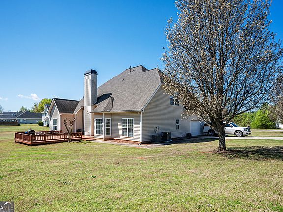 3rd image of 303 Cameron Rd