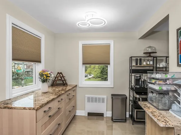 224-01 Kingsbury Avenue image 11 of 17