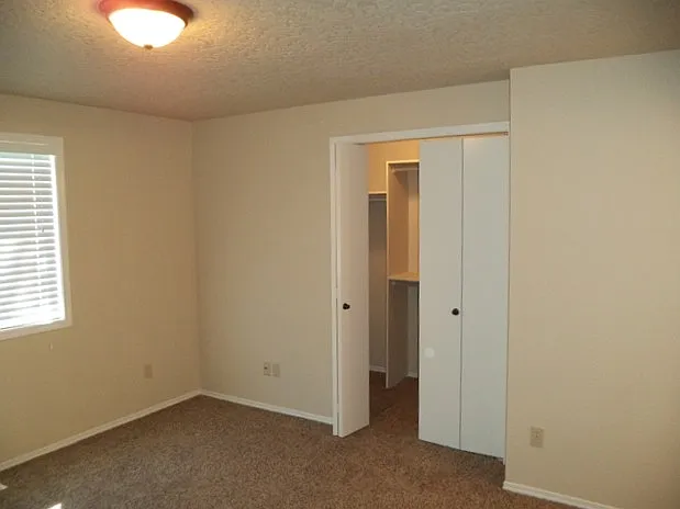 609 Oxford Way — Photo 5