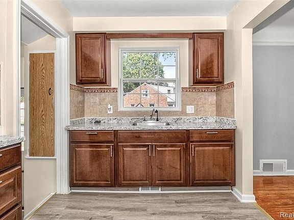 4th image of 8499 Hazelton St
