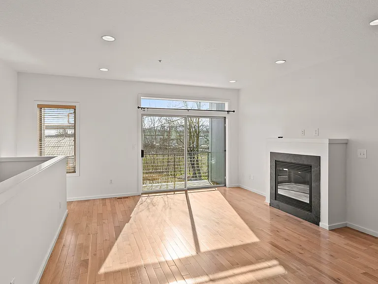 3220 N Michigan Ave — Photo 4